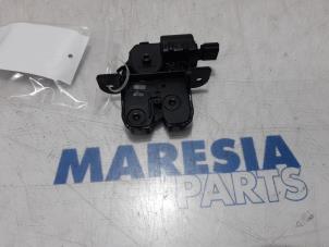 Used Tailgate lock mechanism Renault Clio IV (5R) 1.6 Turbo 16V RS 200 EDC Price € 14,95 Margin scheme offered by Maresia Parts