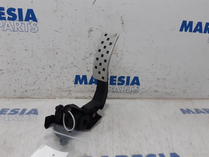 Begagnade Gaspedalsensor Renault Clio IV (5R) 1.6 Turbo 16V RS 200 EDC Pris € 35,00 Marginaltabell erbjuds av Maresia Parts