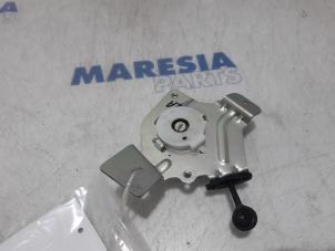 Used Tailgate hinge Peugeot 3008 I (0U/HU) 1.6 HDiF 16V Price € 25,00 Margin scheme offered by Maresia Parts