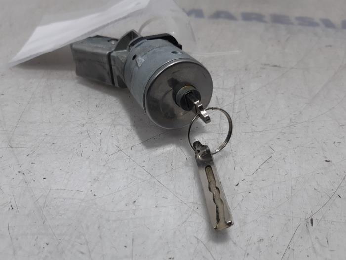 Ignition lock + key from a Peugeot RCZ (4J) 1.6 16V THP 2010