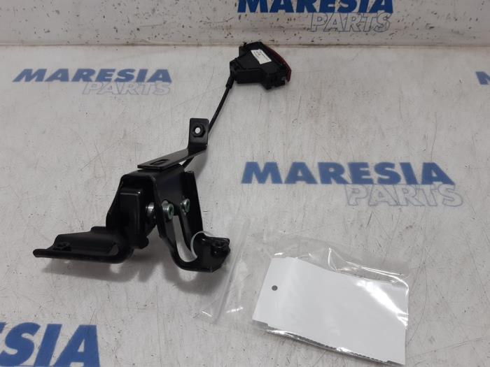 Begagnade Baksäteslås Peugeot RCZ (4J) 1.6 16V THP Pris € 30,00 Marginaltabell erbjuds av Maresia Parts