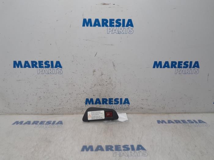Usagé Commodo Peugeot 508 SW (8E/8U) 2.2 HDiF 16V GT Prix € 25,00 Règlement à la marge proposé par Maresia Parts