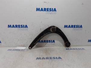 Usagé Bras de suspension bas avant droit Peugeot 3008 I (0U/HU) 1.6 HDiF 16V Prix € 25,00 Règlement à la marge proposé par Maresia Parts