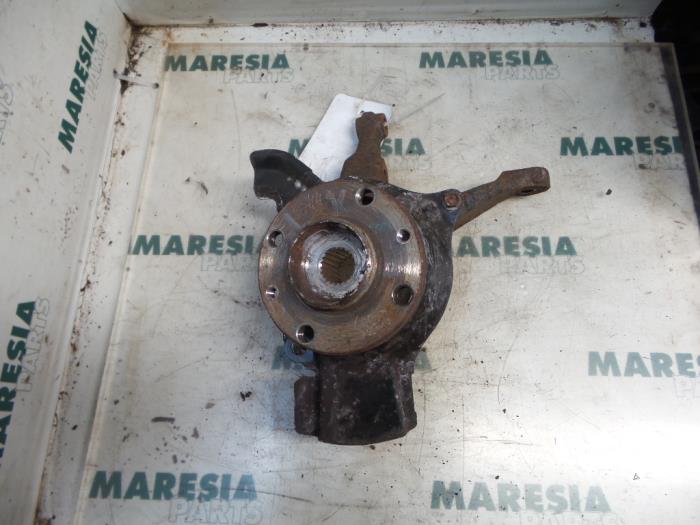 Spindel, vänster fram från en Fiat Seicento (187) 1.1 SPI Sporting 1998