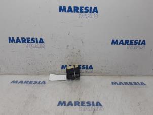 Używane Przekaznik swiec zarowych Citroen C4 Grand Picasso (3A) 1.6 BlueHDI 120 Cena € 20,00 Procedura marży oferowane przez Maresia Parts