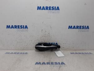 Używane Uchwyt drzwi prawych tylnych wersja 4-drzwiowa Citroen C4 Grand Picasso (3A) 1.6 BlueHDI 120 Cena € 50,00 Procedura marży oferowane przez Maresia Parts