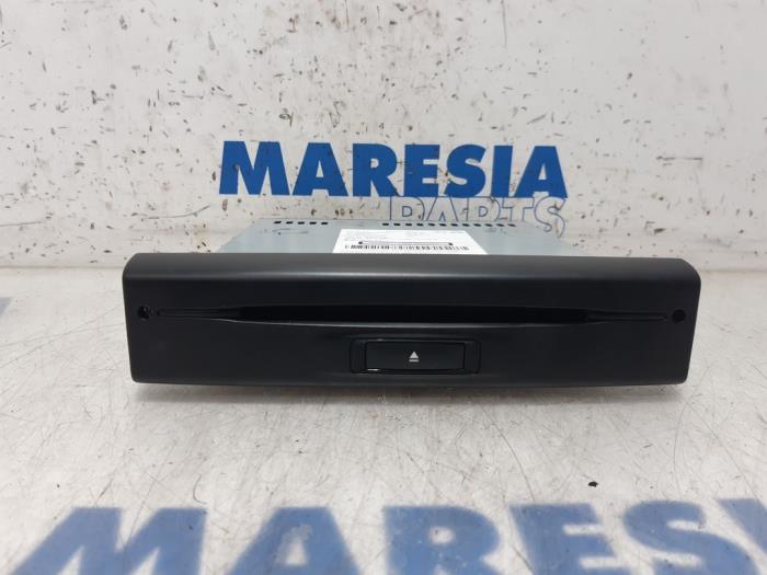 Używane Zmieniarka CD Citroen C4 Grand Picasso (3A) 1.6 BlueHDI 120 Cena € 90,00 Procedura marży oferowane przez Maresia Parts