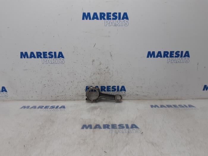 Używane Korbowód Fiat Stilo MW (192C) 1.9 JTD 16V 140 Multijet Cena € 50,00 Procedura marży oferowane przez Maresia Parts