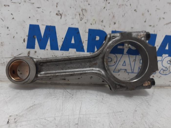 Używane Korbowód Fiat Stilo MW (192C) 1.9 JTD 16V 140 Multijet Cena € 50,00 Procedura marży oferowane przez Maresia Parts