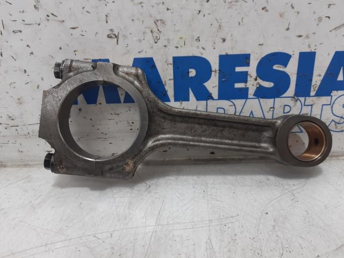 Używane Korbowód Fiat Stilo MW (192C) 1.9 JTD 16V 140 Multijet Cena € 50,00 Procedura marży oferowane przez Maresia Parts