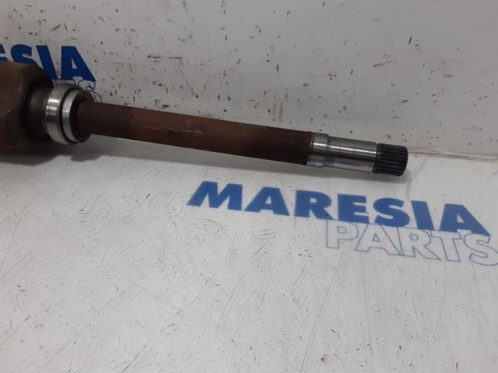 Front drive shaft, right from a Citroën C4 Cactus (0B/0P) 1.6 Blue Hdi 100 2017