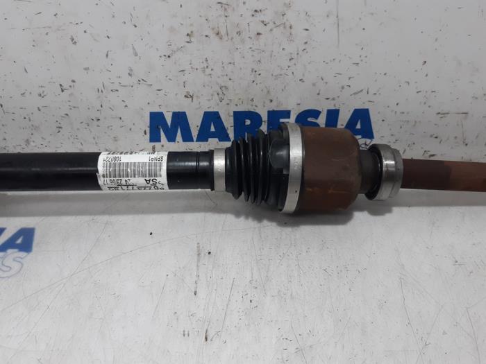 Front drive shaft, right from a Citroën C4 Cactus (0B/0P) 1.6 Blue Hdi 100 2017