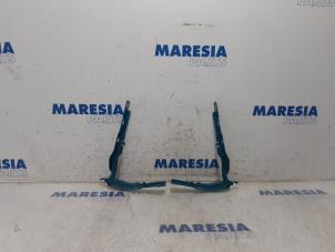 Usagé Charnière capot Citroen C4 Cactus (0B/0P) 1.6 Blue Hdi 100 Prix € 30,00 Règlement à la marge proposé par Maresia Parts