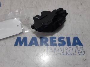 Used Tailgate lock mechanism Citroen C4 Cactus (0B/0P) 1.6 Blue Hdi 100 Price € 25,00 Margin scheme offered by Maresia Parts
