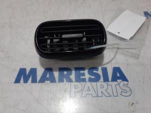 Usagé Grille aération tableau de bord Citroen C4 Cactus (0B/0P) 1.6 Blue Hdi 100 Prix € 25,00 Règlement à la marge proposé par Maresia Parts