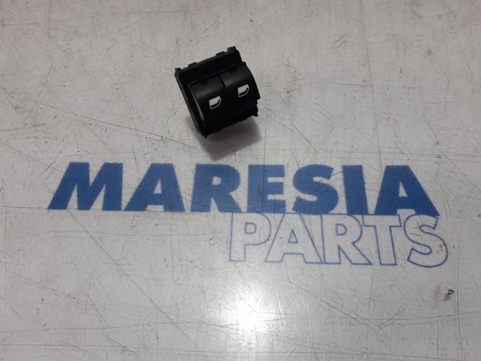 Usados Interruptor combinado de ventanillas Citroen C4 Cactus (0B/0P) 1.6 Blue Hdi 100 Precio € 25,00 Norma de margen ofrecido por Maresia Parts
