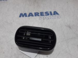 Usagé Grille aération tableau de bord Citroen C4 Cactus (0B/0P) 1.6 Blue Hdi 100 Prix € 25,00 Règlement à la marge proposé par Maresia Parts