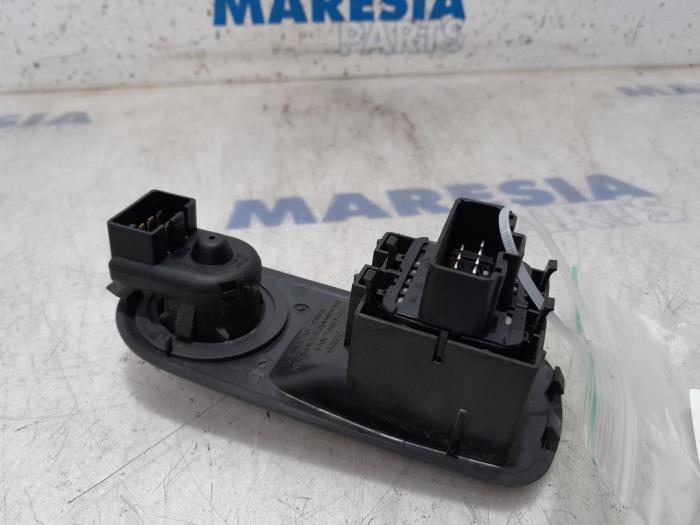 Multi-functional window switch from a Renault Trafic New (FL) 2.5 dCi 16V 145 2007