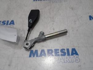 Gebrauchte Sicherheitsgurt Schließe Mitte vorne Renault Trafic New (FL) 2.5 dCi 16V 145 Preis € 30,25 Mit Mehrwertsteuer angeboten von Maresia Parts