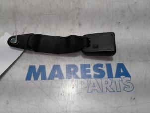 Gebrauchte Sicherheitsgurt Schließe Mitte hinten Renault Trafic New (FL) 2.5 dCi 16V 145 Preis € 18,15 Mit Mehrwertsteuer angeboten von Maresia Parts