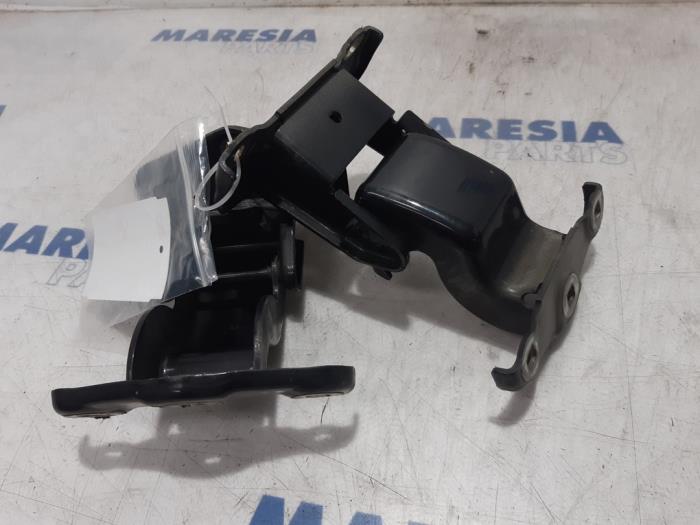 Rear door hinge, left from a Renault Trafic New (FL) 2.5 dCi 16V 145 2007