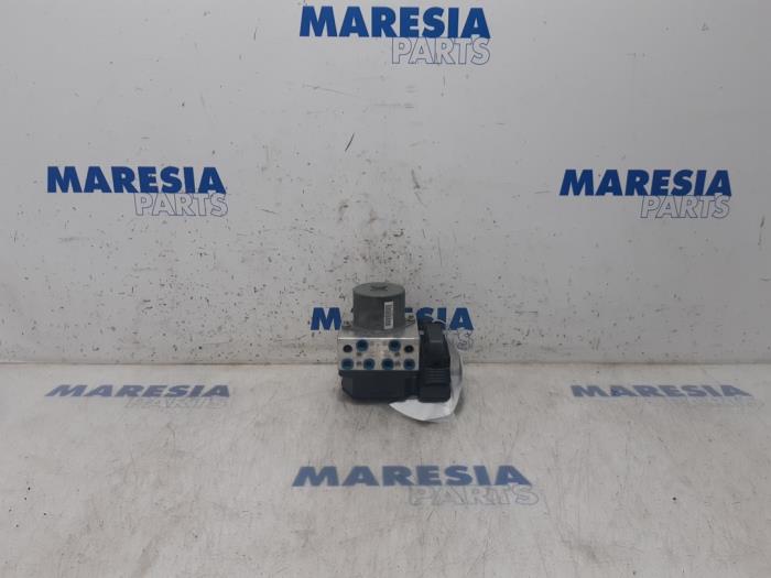 Używane Pompa ABS Lancia Delta (844) 1.4 MultiAir 16V Cena € 131,25 Procedura marży oferowane przez Maresia Parts