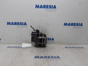 Używane Zacisk hamulcowy prawy tyl Citroen C4 Grand Picasso (3A) 1.6 BlueHDI 120 Cena € 75,00 Procedura marży oferowane przez Maresia Parts