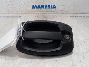 Używane Uchwyt tylnych drzwi samochodu dostawczego Citroen Jumper (U9) 2.2 HDi 100 Euro 4 Cena € 30,25 Z VAT oferowane przez Maresia Parts