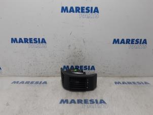 Używane Kratka wentylacyjna deski rozdzielczej Citroen Jumper (U9) 2.2 HDi 100 Euro 4 Cena € 24,20 Z VAT oferowane przez Maresia Parts