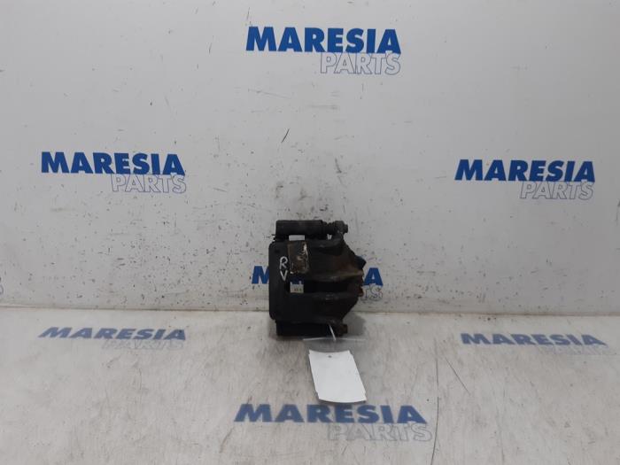 Gebrauchte Bremszange rechts vorne Peugeot 208 I (CA/CC/CK/CL) 1.4 HDi Preis € 13,99 Margenregelung angeboten von Maresia Parts