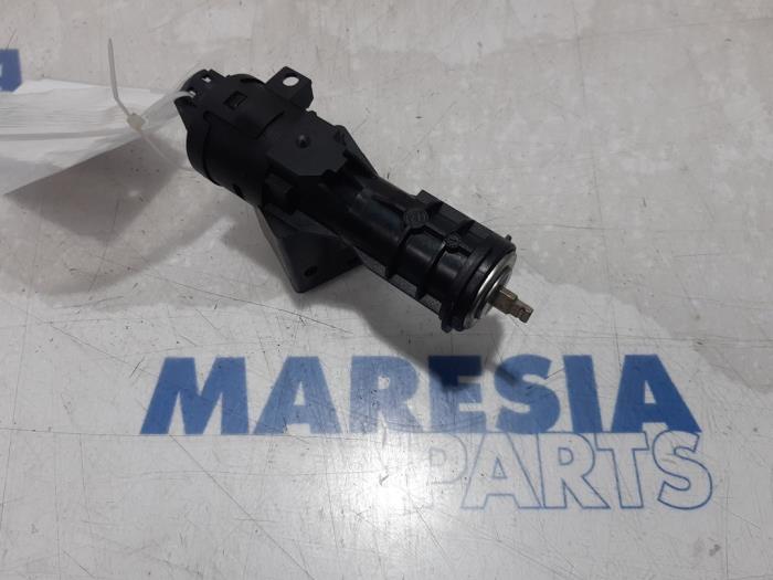 Używane Stacyjka + Kluczyk Lancia Delta (844) 1.4 MultiAir 16V Cena € 50,00 Procedura marży oferowane przez Maresia Parts
