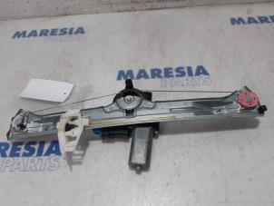 Używane Mechanizm szyby prawej tylnej wersja 4-drzwiowa Lancia Delta (844) 1.4 MultiAir 16V Cena € 105,00 Procedura marży oferowane przez Maresia Parts