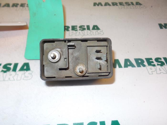 Glow plug relay from a Fiat Uno diesel (146A/E) 1.7 60 D 1993