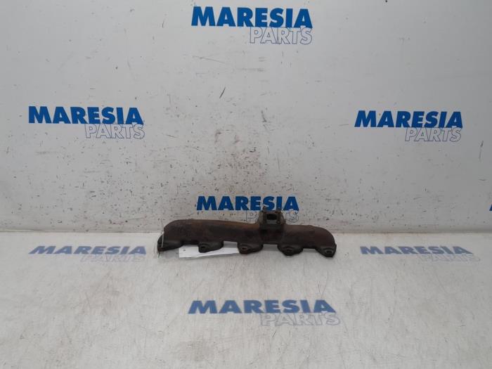 Exhaust manifold from a Citroën C4 Cactus (0B/0P) 1.6 Blue Hdi 100 2015