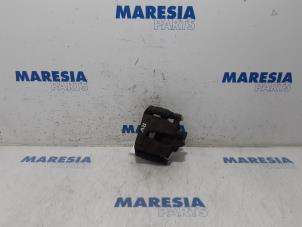 Usagé Etrier de frein (pince) avant droit Alfa Romeo MiTo (955) 1.4 16V Prix € 30,00 Règlement à la marge proposé par Maresia Parts