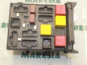 Usagé Boîte à fusibles Renault Laguna II (BG) 2.2 dCi 150 16V Prix € 105,00 Règlement à la marge proposé par Maresia Parts