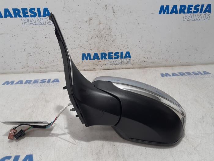 Wing mirror, left from a Peugeot 2008 (CU) 1.6 e-HDi FAP 2015