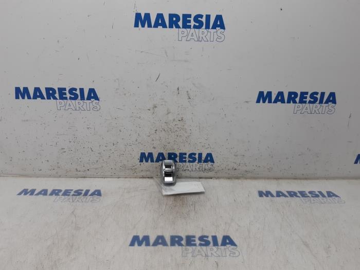 Usados Interruptor Alfa Romeo MiTo (955) 1.4 16V Precio € 50,00 Norma de margen ofrecido por Maresia Parts