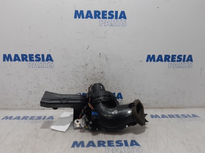 Heating and ventilation fan motor from a Peugeot 5008 I (0A/0E) 1.6 THP 16V 2011