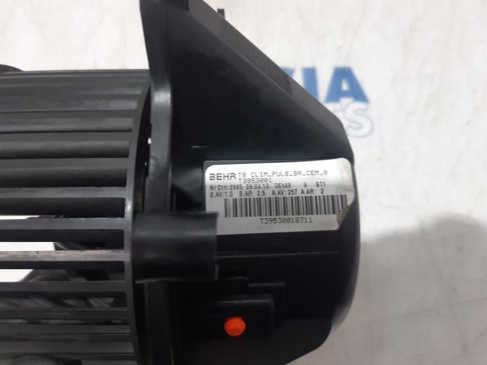 Heating and ventilation fan motor from a Peugeot 5008 I (0A/0E) 1.6 THP 16V 2011