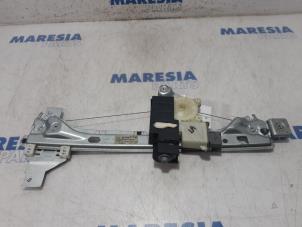 Używane Mechanizm szyby lewej tylnej wersja 4-drzwiowa Peugeot 5008 I (0A/0E) 1.6 THP 16V Cena € 75,00 Procedura marży oferowane przez Maresia Parts