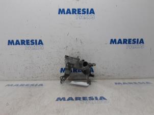Gebrauchte Dynamostütze oben Peugeot 208 I (CA/CC/CK/CL) 1.6 Blue HDi 100 Preis € 25,00 Margenregelung angeboten von Maresia Parts