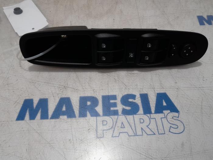 Usados Interruptor combinado de ventanillas Fiat Punto III (199) 0.9 TwinAir Turbo 100 Precio € 30,00 Norma de margen ofrecido por Maresia Parts