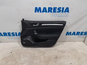 Używane Tapicerka drzwi prawych przednich wersja 4-drzwiowa Renault Megane IV (RFBB) 1.2 Energy TCE 130 Cena € 105,00 Procedura marży oferowane przez Maresia Parts