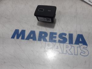 Używane Zlacze AUX/USB Citroen Jumper (U9) 2.2 Blue HDi 140 Cena € 30,25 Z VAT oferowane przez Maresia Parts