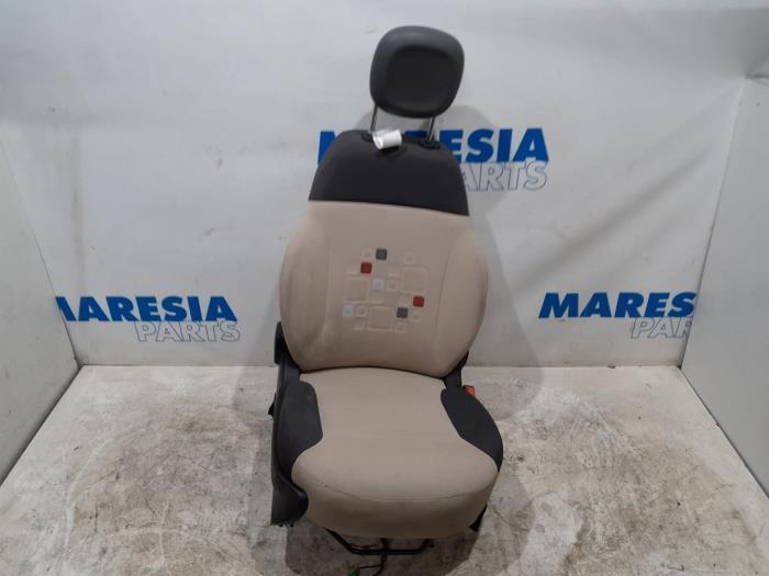 Używane Fotel prawy Fiat Panda (312) 0.9 TwinAir 65 Cena € 99,99 Procedura marży oferowane przez Maresia Parts