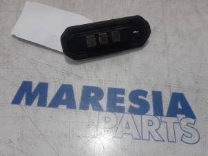 Usados Interruptor de contacto de puerta Citroen Jumper (U9) 2.2 Blue HDi 140 Precio € 30,25 IVA incluido ofrecido por Maresia Parts