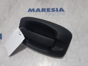 Używane Uchwyt drzwi prawych wersja 2-drzwiowa Citroen Jumper (U9) 2.2 Blue HDi 140 Cena € 36,30 Z VAT oferowane przez Maresia Parts