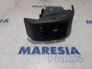 Używane Kratka wentylacyjna deski rozdzielczej Citroen Jumper (U9) 2.2 Blue HDi 140 Cena € 24,20 Z VAT oferowane przez Maresia Parts