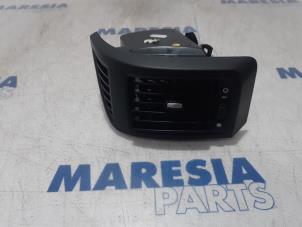 Używane Kratka wentylacyjna deski rozdzielczej Citroen Jumper (U9) 2.2 Blue HDi 140 Cena € 24,20 Z VAT oferowane przez Maresia Parts